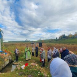 В день памяти Никандра Пустынножителя в поселке Камно состоялся крестный ход к часовне преподобного    