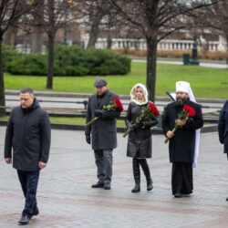 Митрополит Матфей принял участие в церемонии возложения цветов к Могиле Неизвестного Солдата в городе Москве