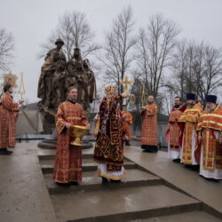 Митрополит Матфей совершил Божественную Литургию храме святых Царственных страстотерпцев города Дно