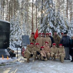 Настоятель храма Георгия Победоносца поселка Струги Красные принял участие в походе юнармейцев к братскому захоронению, где совершил литию по павшим воинам освободителям