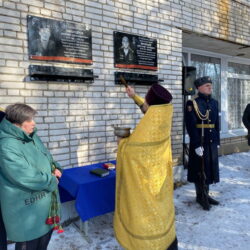 Настоятель храма святителей Николая и Спиридона в Середке освятил мемориальные доски в память о воинах СВО 