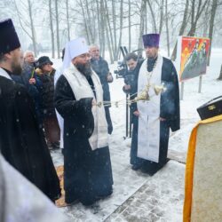 В 25-ю годовщину подвига воинов-десантников 6-й роты митрополит Матфей совершил заупокойное богослужение на территории 104 парашютно-десантного полка в поселке Черёха