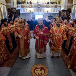 Накануне Недели о самаряныне митрополит Матфей возглавил всенощное бдение в Псково-Печерском монастыре