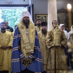 Митрополит Матфей совершил всенощное бдение в Псково-Печерском монастыре и вручил дипломы выпускникам Духовной семинарии