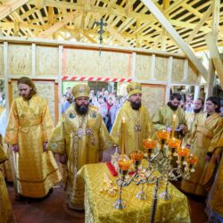 Митрополит Матфей совершил Божественную Литургию в восстанавливающемся храме деревни Петрилово