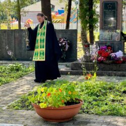 Настоятель Никольского собора Изборска совершил литию у мемориала павшим защитникам Отечества