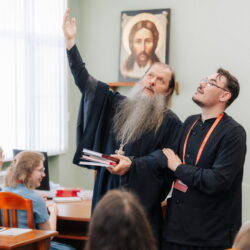 В рамках заезда «Русское слово» проекта «Истоки.Школа» состоялась встреча молодежи с протоиереем Артемием Владимировым