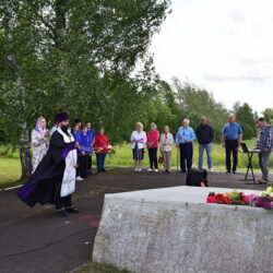 Благочинный Островского района отслужил литию по экипажу бомбардировщика, героически погибшему в годы Великой Отечественной войны