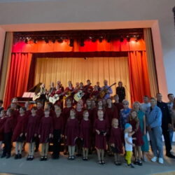 Детский хор Воскресной школы Псково-Печерского монастыря поздравил печерян с Днем города