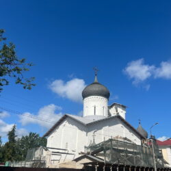 В храме святителя Николая Чудотворца (со Усохи) начался монтаж декоративной плитки