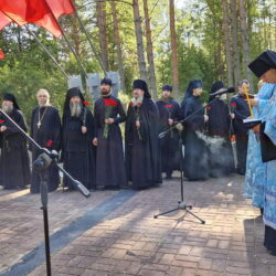 В день освобождения Печор насельники Псково-Печерского монастыря приняли участие в митинге у мемориала «Скорбящая мать»