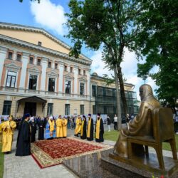 Состоялось освящение памятника святителю Тихону у здания будущего кадетского корпуса в Пскове