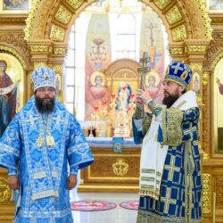 Митрополит Матфей сослужил за Божественной Литургией в храме Успения Пресвятой Богородицы (на Березовой Аллее) города Москвы