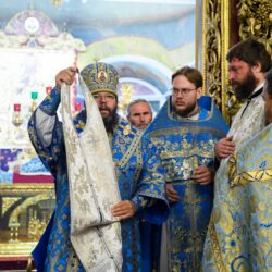 Митрополит Матфей совершил Литургию в Свято-Троицком кафедральном соборе
