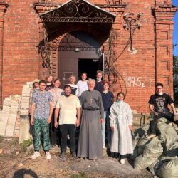 Православная молодежь приняла участие в ремонте часовни при Псковской областной больнице 