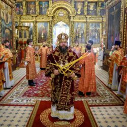 Митрополит Матфей совершил Литургию в Свято-Троицком кафедральном соборе