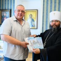 Митрополит Матфей передал Управлению образования города Пскова комплекты учебников по Основам православной культуры