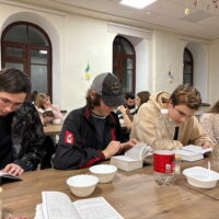 В Молодежном центре Псковской епархии «Трилучье» изучали Евангелие от Матфея