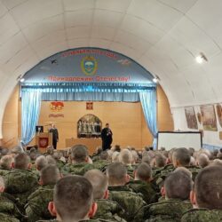 В рамках работы регионального этапа Рождественских чтений в 76-й Гвардейской десантно-штурмовой дивизии прошла творческая встреча с писателем Виктором Николаевым