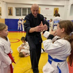В рамках работы регионального этапа Рождественских чтений в в спортивном комплексе «Дружина Довмонта» прошел мастер‑класс по рукопашному бою 