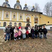 Сотрудники УФСИН с семьями и юные патриоты клуба «Зубренок» посетили Псково-Печерскую обитель