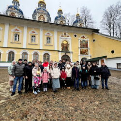 Сотрудники УФСИН с семьями и юные патриоты клуба «Зубренок» посетили Псково-Печерскую обитель