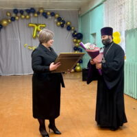 Благочинный храмов Островского района принял участие в праздновании юбилея школы №3