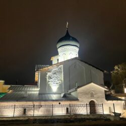 В храме святителя Николая Чудотворца (со Усохи) завершены отделочные работы внутри четверика и подключена архитектурная подсветка