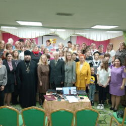 Секретарь Псковского епархиального управления протоиерей Андрей Вахрушев посетил юбилейный вечер Палкинской школы искусств в качестве выпускника 1987-го года