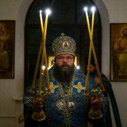 Митрополит Матфей совершил ночную Божественную Литургию в домовом храме Псковского епархиального управления
