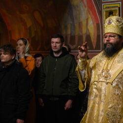 Митрополит Матфей совершил Литургию в храме святых Константина и Елены города Пскова