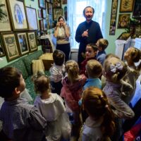 В Святые дни маленькие христославы прославили Рождество Богомладенца в Псково-Печерском монастыре