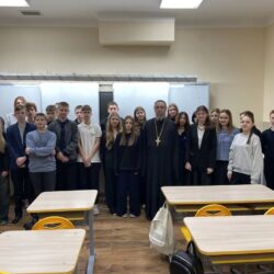 Клирик Псковской епархии провел встречу с гимназистами