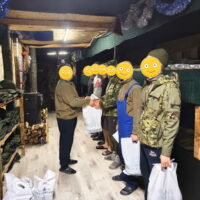 В канун Рождества Христова волонтеры центра гуманитарной помощи «БлагоДарю» доставили военнослужащим подарки