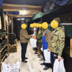 В канун Рождества Христова волонтеры центра гуманитарной помощи «БлагоДарю» доставили военнослужащим подарки