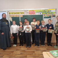 Настоятель Дновского храма поздравил учащихся коррекционного класса с Рождеством Христовым