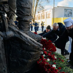 Митрополит Матфей возложил цветы к монументу «Псковским десантникам всех поколений»