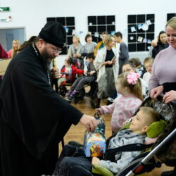 Митрополит Матфей поздравил с Рождеством Христовым воспитанников Центра лечебной педагогики Псковской области