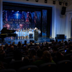 В Пскове прошла Архиерейская Рождественская ёлка для детей