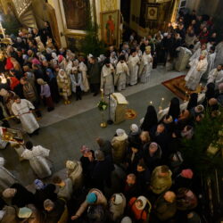 В Рождественский сочельник митрополит Матфей совершил Литургию в Псково-Печерском монастыре