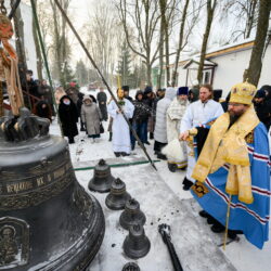 Митрополит Матфей совершил чин освящения колоколов Мирожского монастыря