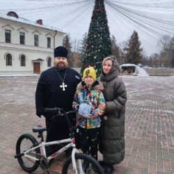 Митрополит Матфей исполнил мечту ребенка с инвалидностью в рамках региональной «Елки желаний»