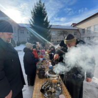 Клирики Псковской епархии приняли участие в масленичных гуляниях в Писковской школе