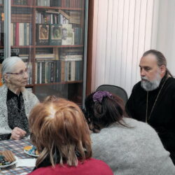 Клирик Псковской епархии встретился с участницами клуба ветеранов педагогического труда «Учитель»