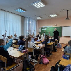 Куратор Воскресной школы Троицкого собора «Радость» встретился с учениками средней школы №9 им. А.С. Пушкина