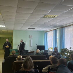 Куратор Центра православного добровольчества «Путь добра» с волонтерами посетили постояльцев Лавровского дома-интерната 