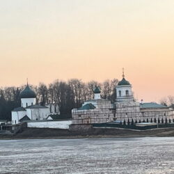 В Мирожском монастыре отреставрировали кованые решетки с окон Стефановской церкви