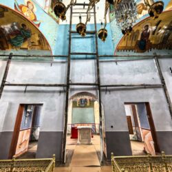 В храме святых Севастийских мучеников города Печоры приступили к установке отреставрированного иконостаса