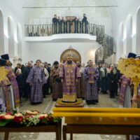 Митрополит Матфей совершил Божественную Литургию в храме святых Царственных страстотерпцев города Дно