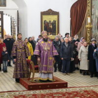 В Неделю 5-ю Великого поста митрополит Матфей совершил Литургию в Свято-Троицком кафедральном соборе